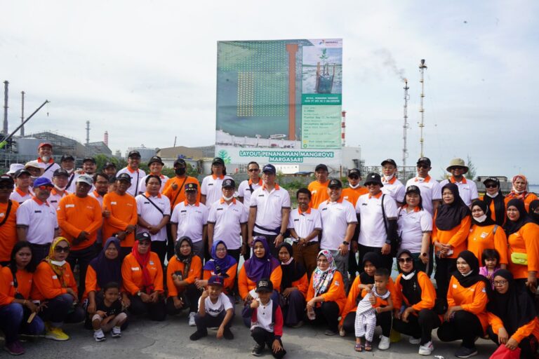 Peringati HMPI, Kilang Pertamina Unit Balikpapan dan Masyarakat Tanam 1000 Bibit Mangrove