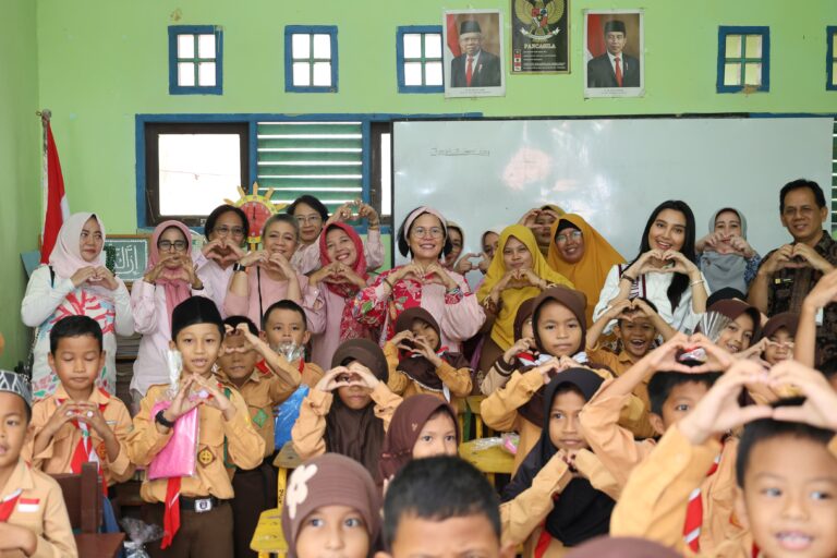 OIKN Bagi Buku di Sekolah Sekitar Sepaku