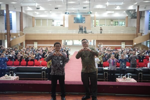 Sekretaris OIKN Achmad Jaka Santos (berdiri kanan) bersama Direktur STAN Budi Waluyo. (ft by tk-oikn)