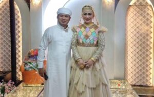 Harum dan istri, Hj Syarifah Suraidah di suasana Lebaran.