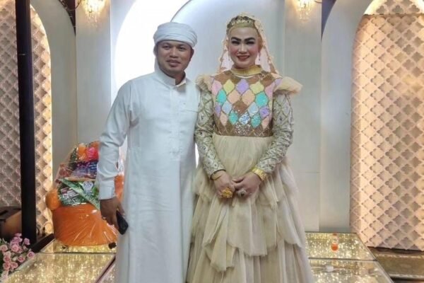 Harum dan istri, Hj Syarifah Suraidah di suasana Lebaran.